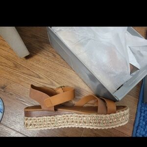 New sz 11 Platform sandals. new
